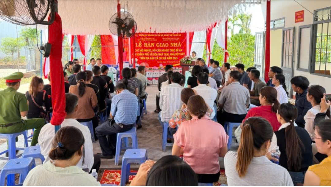 Xã Cư Suê tổ chức bàn giao nhà tình nghĩa trong chương trình xoá nhà tạm, nhà dột nát cho các hộ dân trên địa bàn